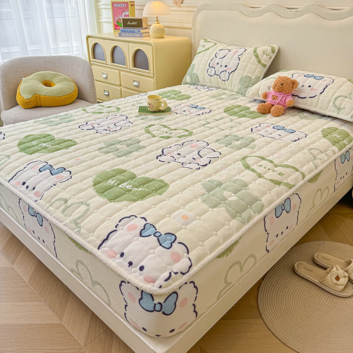 91家纺网 家纺一手货源 找家纺 LIFE.丽芙 2025秋冬新款牛奶绒加厚夹棉单床笠印花款床垫子保护套秋冬保暖床罩子三件套 爱心小宠-绿