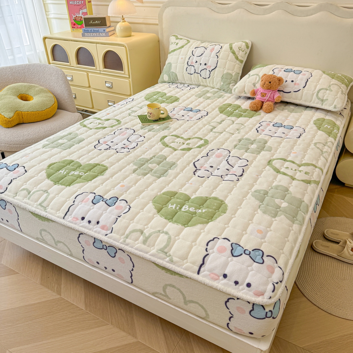 91家纺网 家纺一手货源 找家纺 LIFE.丽芙 2025秋冬新款牛奶绒加厚夹棉单床笠印花款床垫子保护套秋冬保暖床罩子三件套 爱心小宠-绿