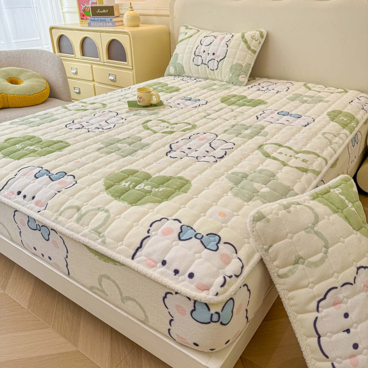 91家纺网 家纺一手货源 找家纺 LIFE.丽芙 2025秋冬新款牛奶绒加厚夹棉单床笠印花款床垫子保护套秋冬保暖床罩子三件套 爱心小宠-绿