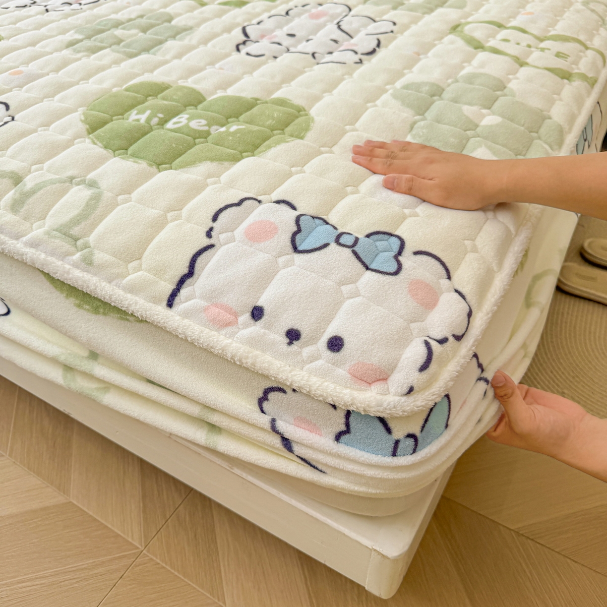 91家纺网 家纺一手货源 找家纺 LIFE.丽芙 2025秋冬新款牛奶绒加厚夹棉单床笠印花款床垫子保护套秋冬保暖床罩子三件套 爱心小宠-绿