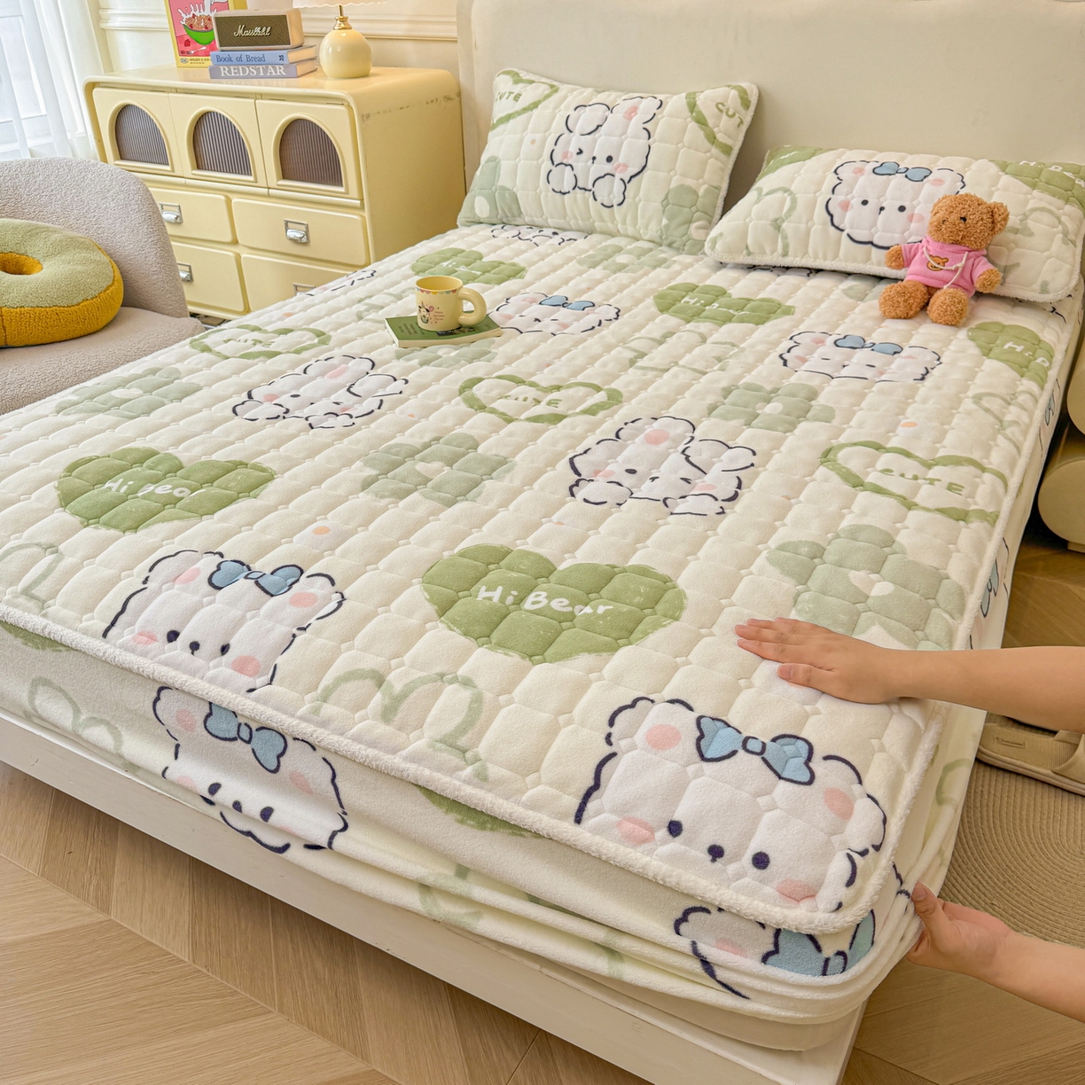 91家纺网 家纺一手货源 找家纺 LIFE.丽芙 2025秋冬新款牛奶绒加厚夹棉单床笠印花款床垫子保护套秋冬保暖床罩子三件套 爱心小宠-绿
