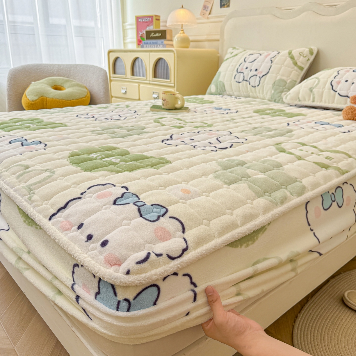 91家纺网 家纺一手货源 找家纺 LIFE.丽芙 2025秋冬新款牛奶绒加厚夹棉单床笠印花款床垫子保护套秋冬保暖床罩子三件套 爱心小宠-绿