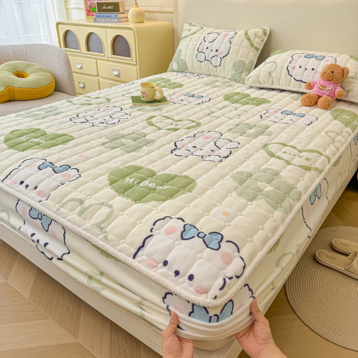 91家纺网 家纺一手货源 找家纺 LIFE.丽芙 2025秋冬新款牛奶绒加厚夹棉单床笠印花款床垫子保护套秋冬保暖床罩子三件套 爱心小宠-绿