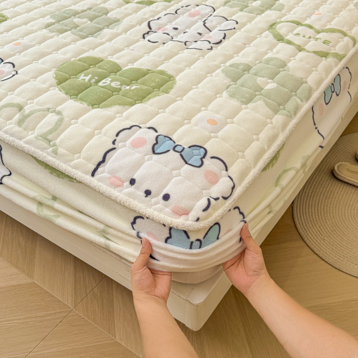 91家纺网 家纺一手货源 找家纺 LIFE.丽芙 2025秋冬新款牛奶绒加厚夹棉单床笠印花款床垫子保护套秋冬保暖床罩子三件套 爱心小宠-绿