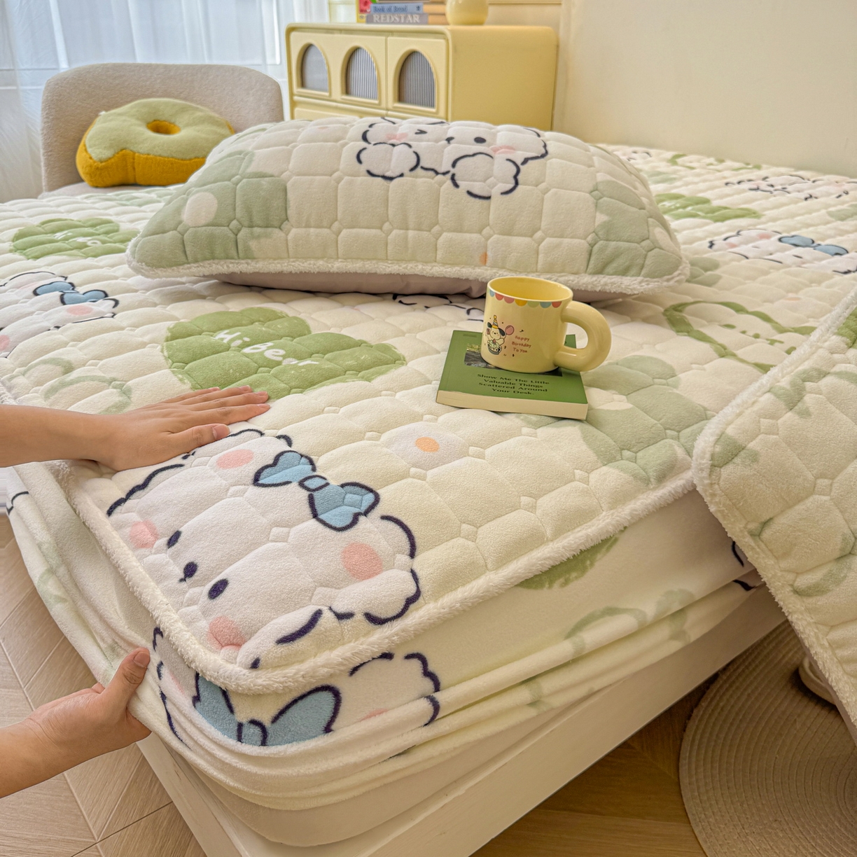 91家纺网 家纺一手货源 找家纺 LIFE.丽芙 2025秋冬新款牛奶绒加厚夹棉单床笠印花款床垫子保护套秋冬保暖床罩子三件套 爱心小宠-绿