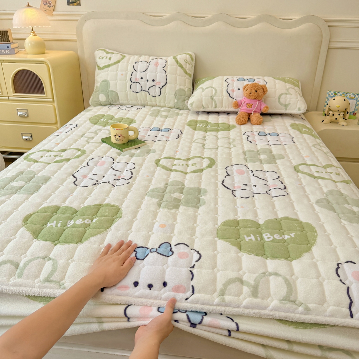91家纺网 家纺一手货源 找家纺 LIFE.丽芙 2025秋冬新款牛奶绒加厚夹棉单床笠印花款床垫子保护套秋冬保暖床罩子三件套 爱心小宠-绿