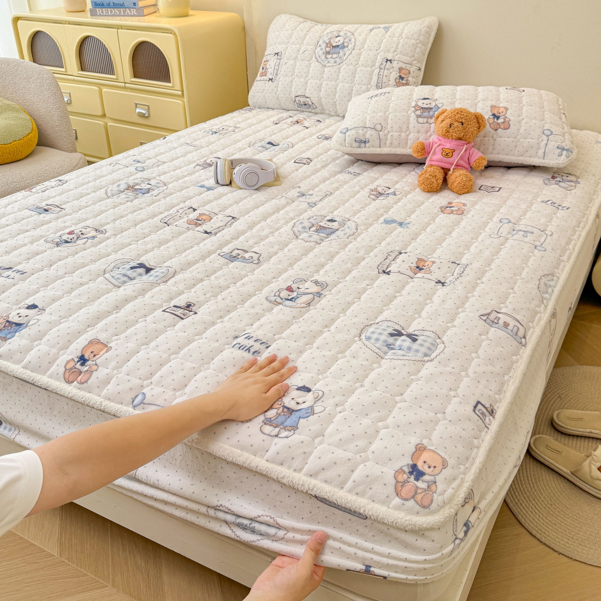 91家纺网 家纺一手货源 找家纺 LIFE.丽芙 2025秋冬新款牛奶绒加厚夹棉单床笠印花款床垫子保护套秋冬保暖床罩子三件套 贝果宝贝