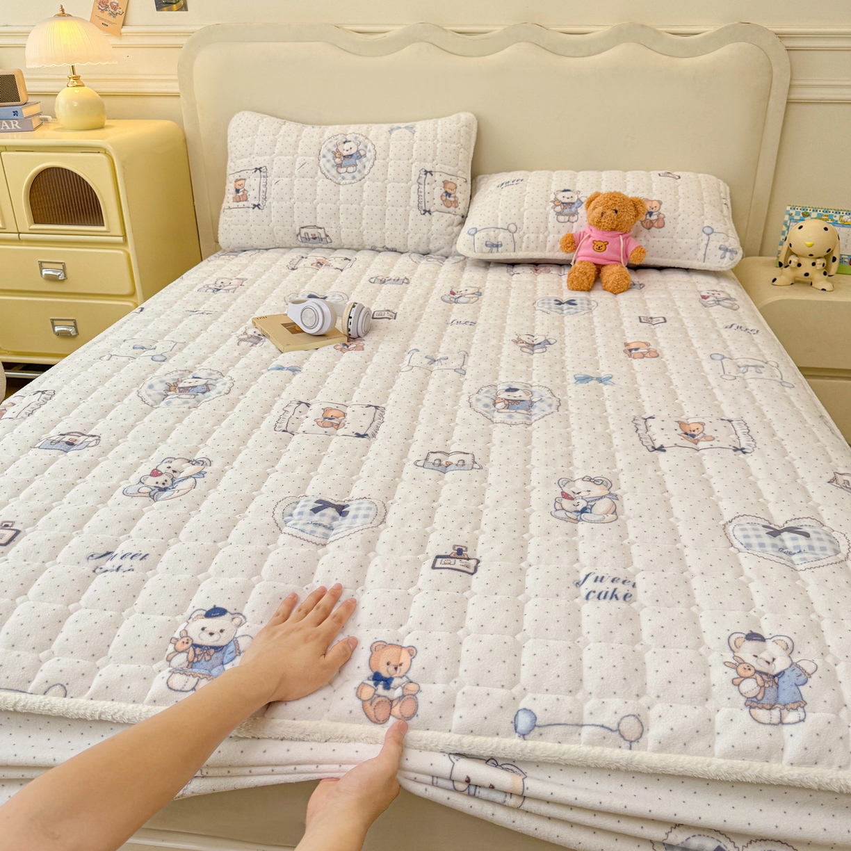 91家纺网 家纺一手货源 找家纺 LIFE.丽芙 2025秋冬新款牛奶绒加厚夹棉单床笠印花款床垫子保护套秋冬保暖床罩子三件套 贝果宝贝