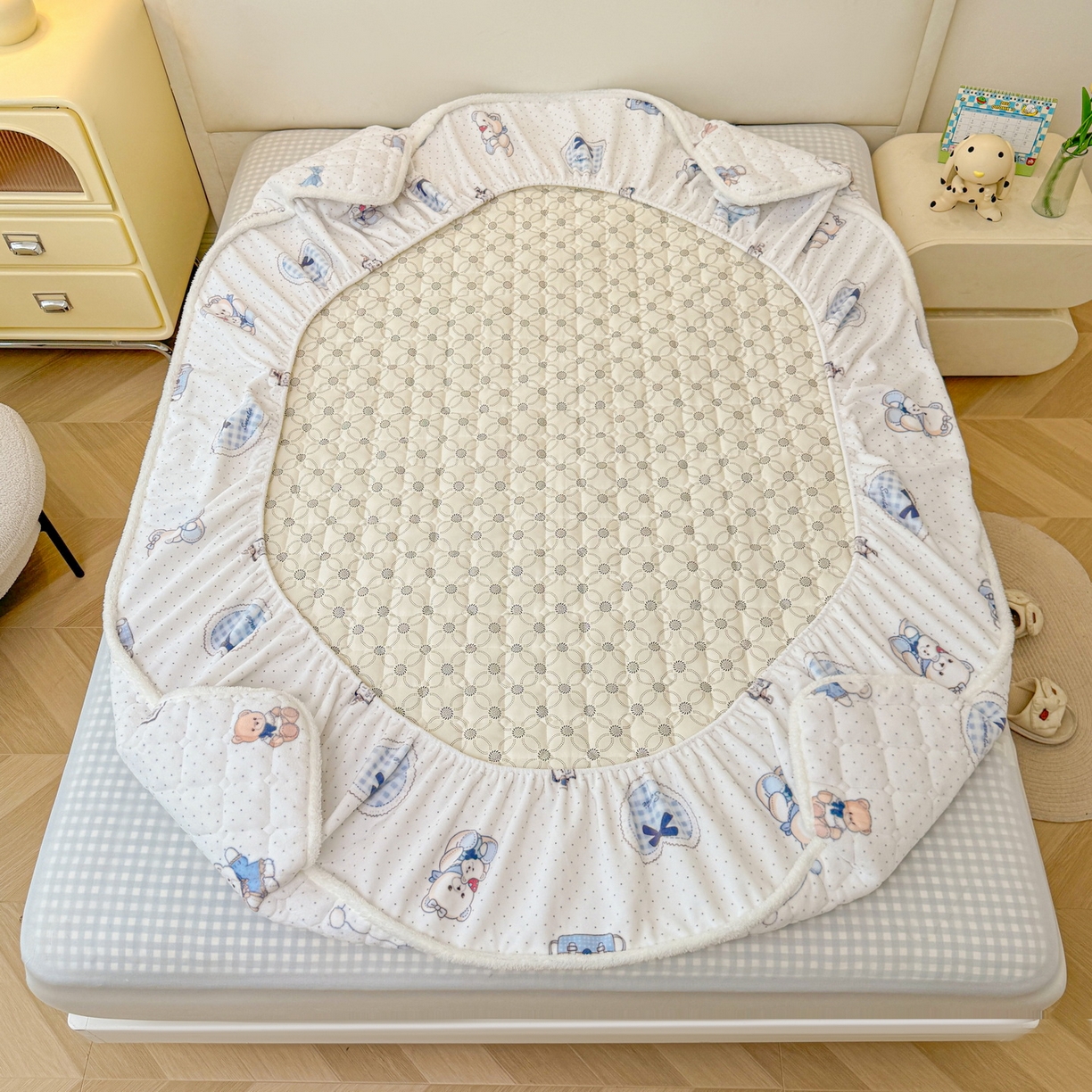 91家纺网 家纺一手货源 找家纺 LIFE.丽芙 2025秋冬新款牛奶绒加厚夹棉单床笠印花款床垫子保护套秋冬保暖床罩子三件套 贝果宝贝