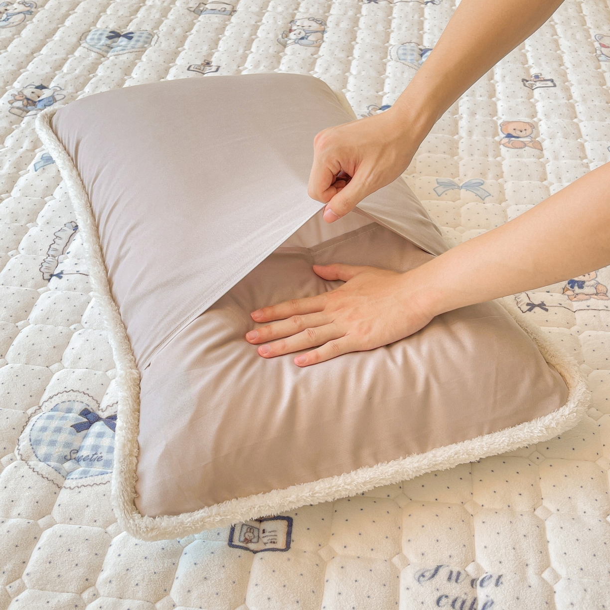 91家纺网 家纺一手货源 找家纺 LIFE.丽芙 2025秋冬新款牛奶绒加厚夹棉单床笠印花款床垫子保护套秋冬保暖床罩子三件套 贝果宝贝