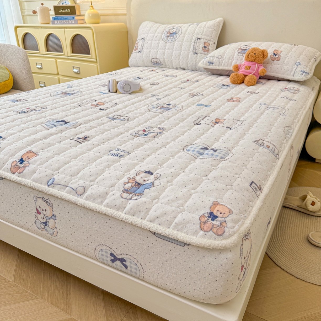 91家纺网 家纺一手货源 找家纺 LIFE.丽芙 2025秋冬新款牛奶绒加厚夹棉单床笠印花款床垫子保护套秋冬保暖床罩子三件套 贝果宝贝