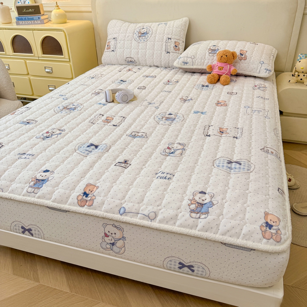 91家纺网 家纺一手货源 找家纺 LIFE.丽芙 2025秋冬新款牛奶绒加厚夹棉单床笠印花款床垫子保护套秋冬保暖床罩子三件套 贝果宝贝