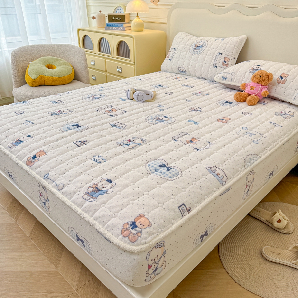 91家纺网 家纺一手货源 找家纺 LIFE.丽芙 2025秋冬新款牛奶绒加厚夹棉单床笠印花款床垫子保护套秋冬保暖床罩子三件套 贝果宝贝