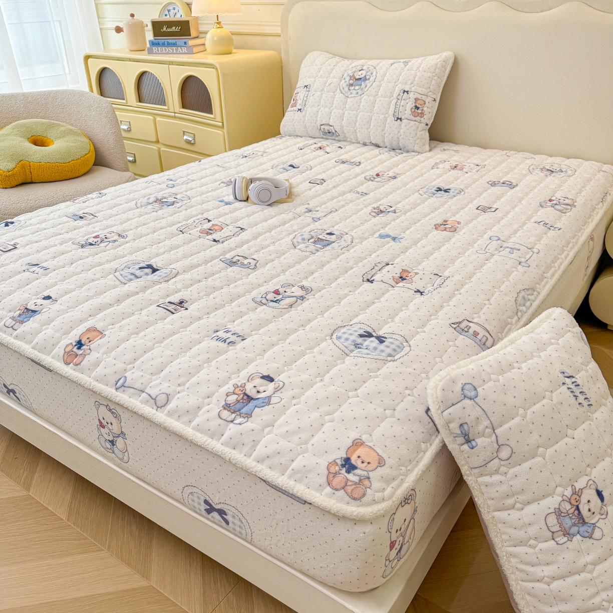 91家纺网 家纺一手货源 找家纺 LIFE.丽芙 2025秋冬新款牛奶绒加厚夹棉单床笠印花款床垫子保护套秋冬保暖床罩子三件套 贝果宝贝