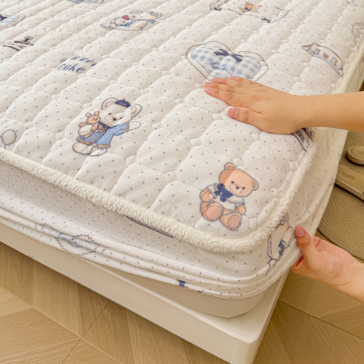 91家纺网 家纺一手货源 找家纺 LIFE.丽芙 2025秋冬新款牛奶绒加厚夹棉单床笠印花款床垫子保护套秋冬保暖床罩子三件套 贝果宝贝