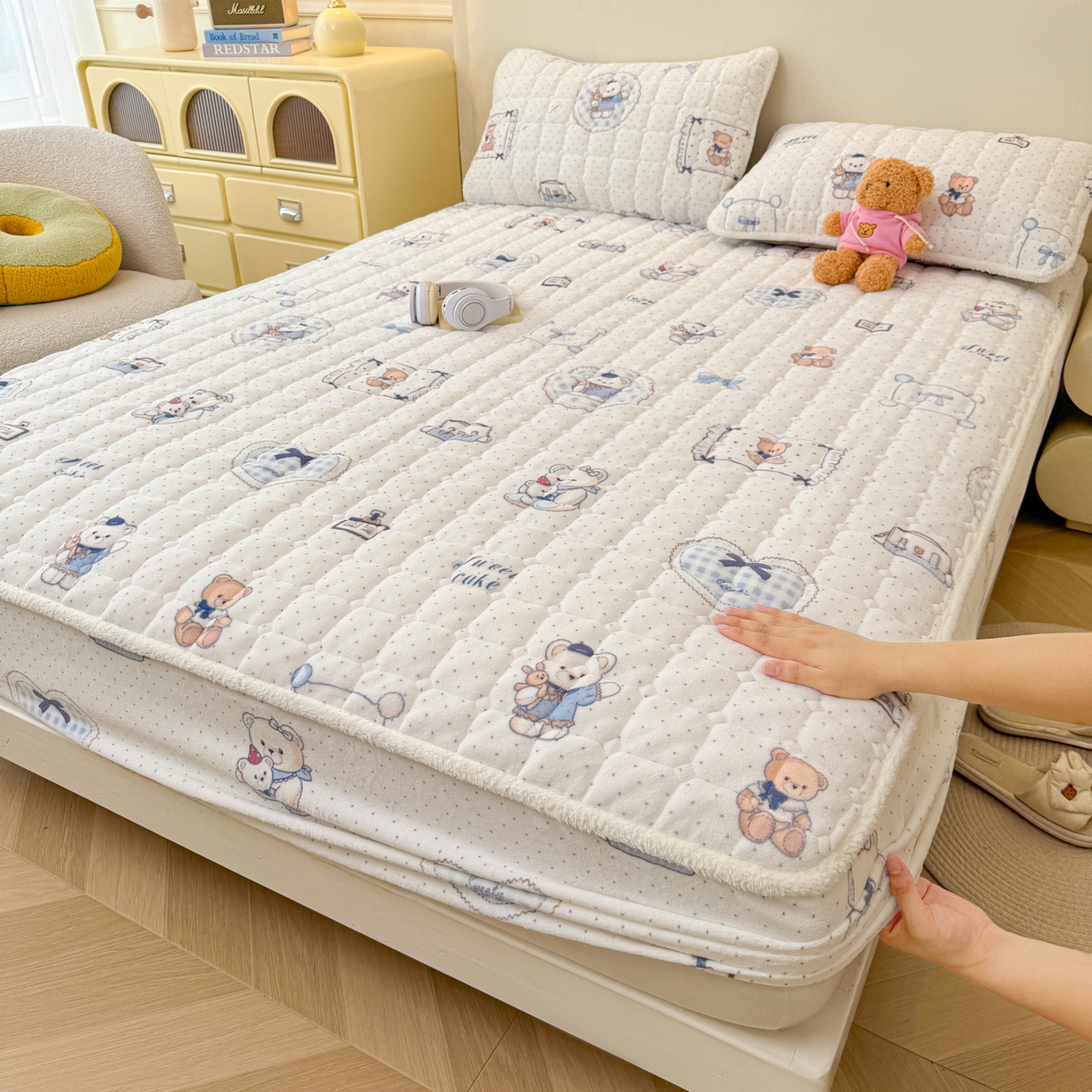 91家纺网 家纺一手货源 找家纺 LIFE.丽芙 2025秋冬新款牛奶绒加厚夹棉单床笠印花款床垫子保护套秋冬保暖床罩子三件套 贝果宝贝