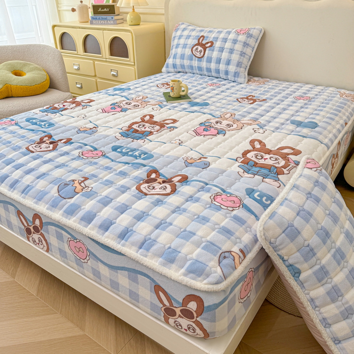 91家纺网 家纺一手货源 找家纺 LIFE.丽芙 2025秋冬新款牛奶绒加厚夹棉单床笠印花款床垫子保护套秋冬保暖床罩子三件套 布布乐园