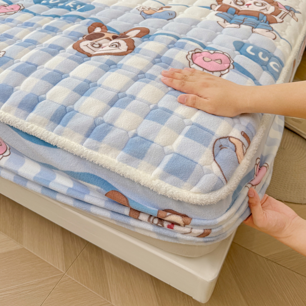 91家纺网 家纺一手货源 找家纺 LIFE.丽芙 2025秋冬新款牛奶绒加厚夹棉单床笠印花款床垫子保护套秋冬保暖床罩子三件套 布布乐园