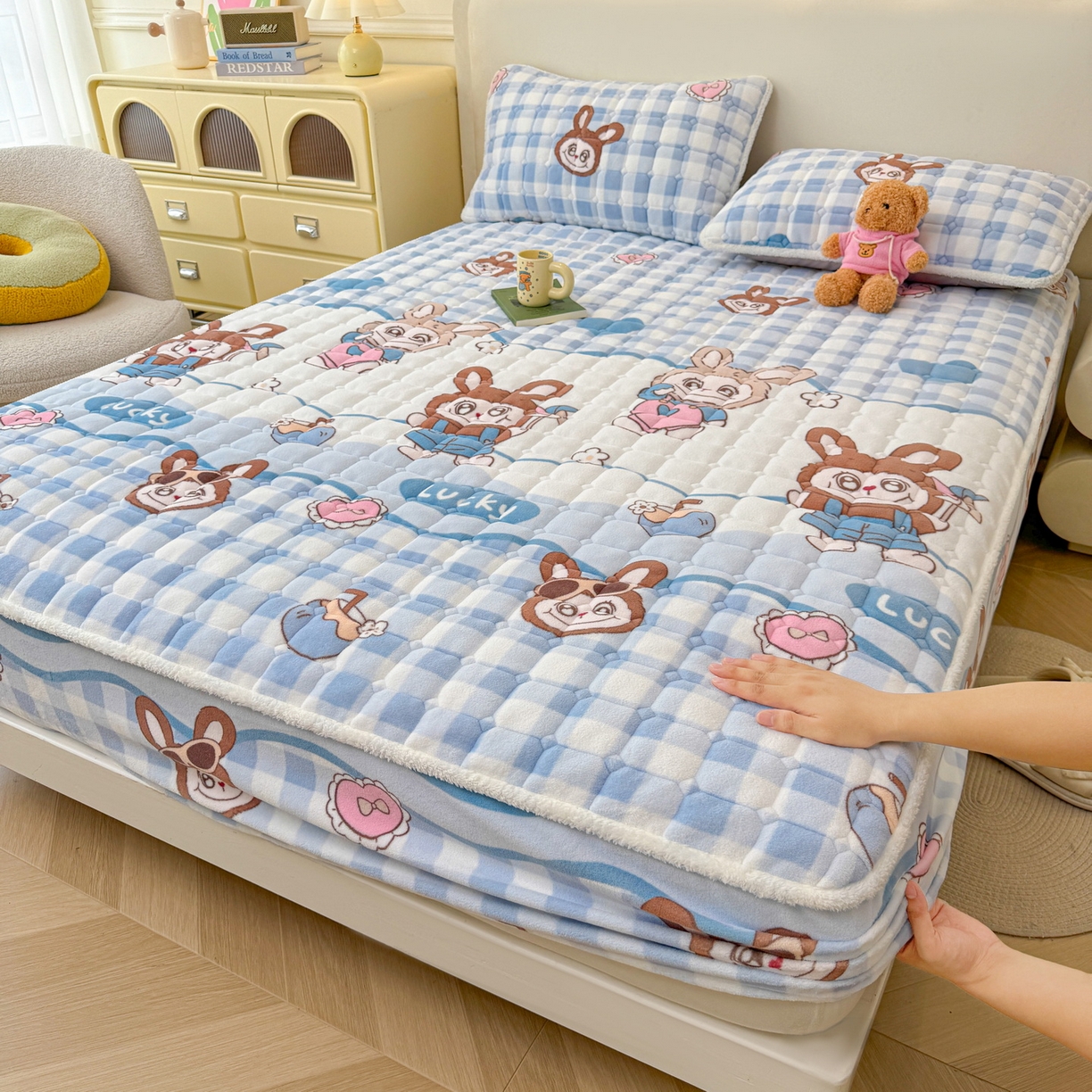 91家纺网 家纺一手货源 找家纺 LIFE.丽芙 2025秋冬新款牛奶绒加厚夹棉单床笠印花款床垫子保护套秋冬保暖床罩子三件套 布布乐园