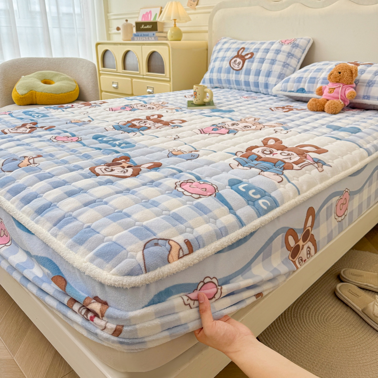 91家纺网 家纺一手货源 找家纺 LIFE.丽芙 2025秋冬新款牛奶绒加厚夹棉单床笠印花款床垫子保护套秋冬保暖床罩子三件套 布布乐园