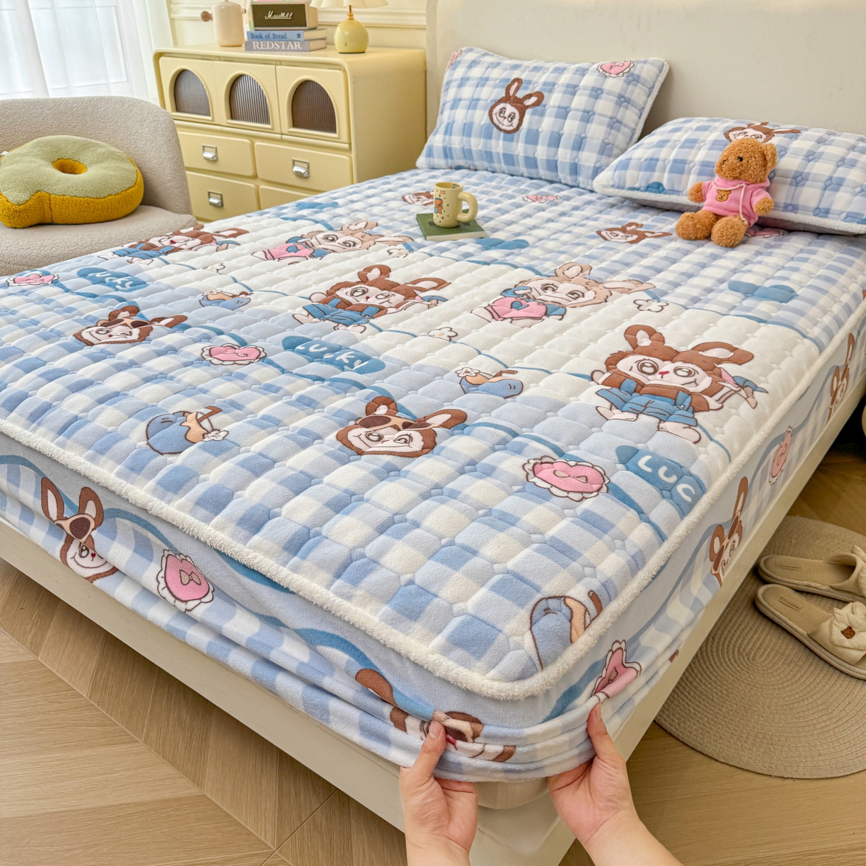 91家纺网 家纺一手货源 找家纺 LIFE.丽芙 2025秋冬新款牛奶绒加厚夹棉单床笠印花款床垫子保护套秋冬保暖床罩子三件套 布布乐园