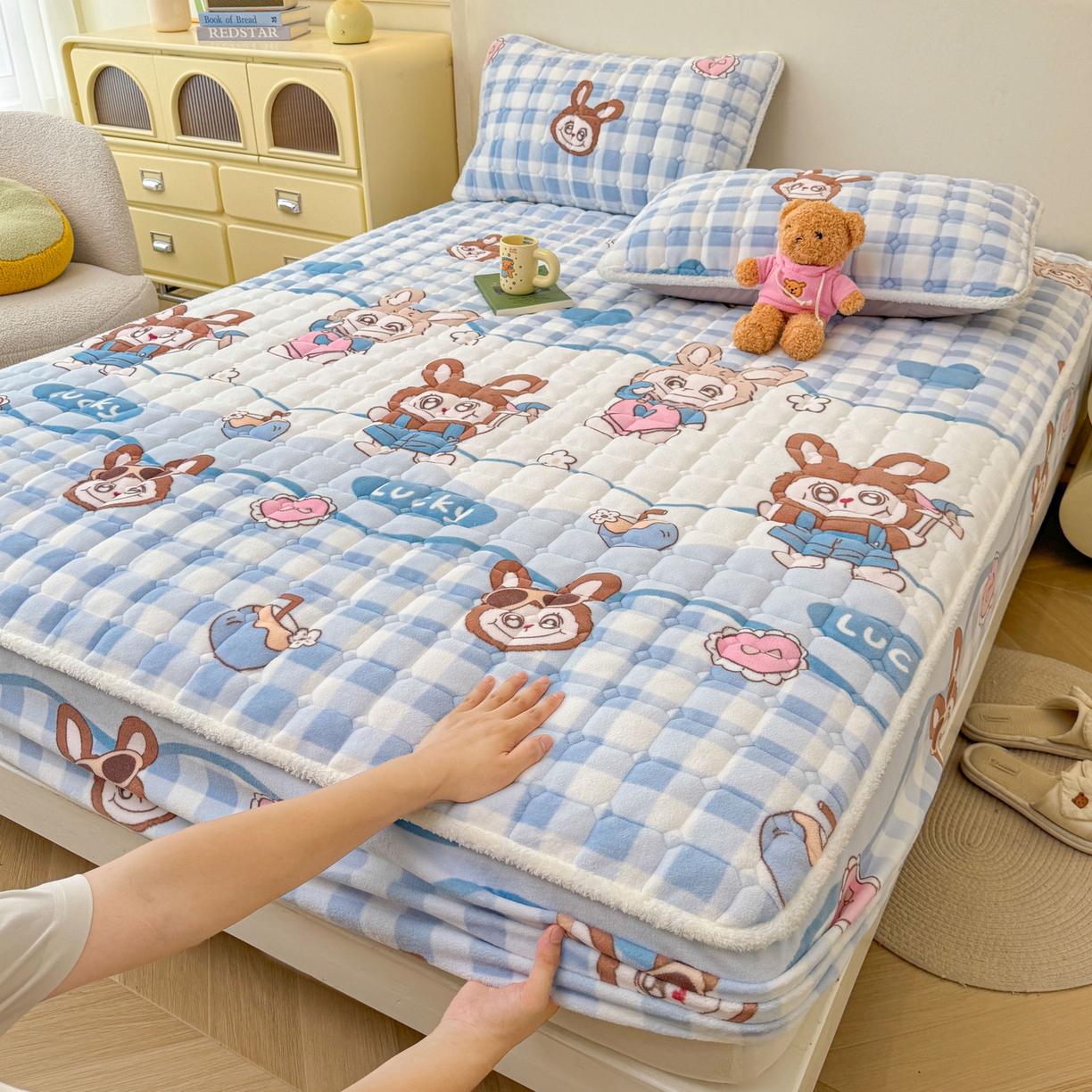 91家纺网 家纺一手货源 找家纺 LIFE.丽芙 2025秋冬新款牛奶绒加厚夹棉单床笠印花款床垫子保护套秋冬保暖床罩子三件套 布布乐园