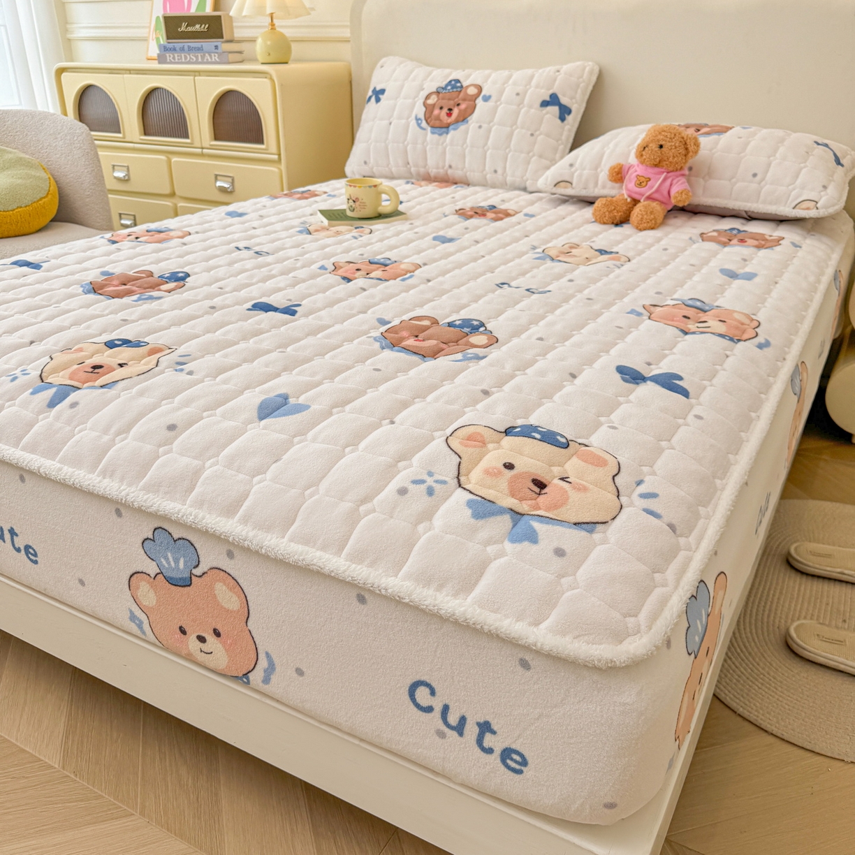 91家纺网 家纺一手货源 找家纺 LIFE.丽芙 2025秋冬新款牛奶绒加厚夹棉单床笠印花款床垫子保护套秋冬保暖床罩子三件套 动感小熊