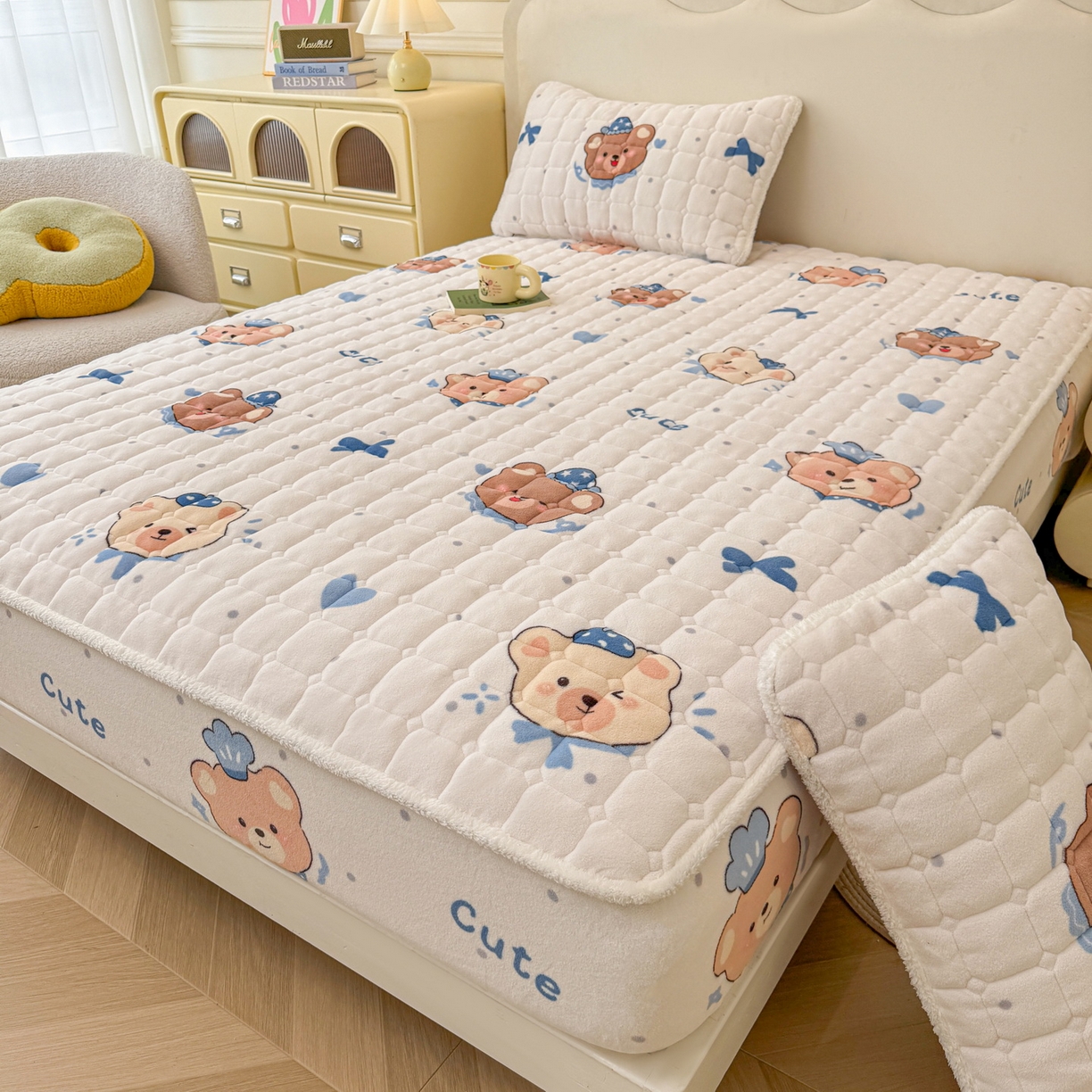 91家纺网 家纺一手货源 找家纺 LIFE.丽芙 2025秋冬新款牛奶绒加厚夹棉单床笠印花款床垫子保护套秋冬保暖床罩子三件套 动感小熊