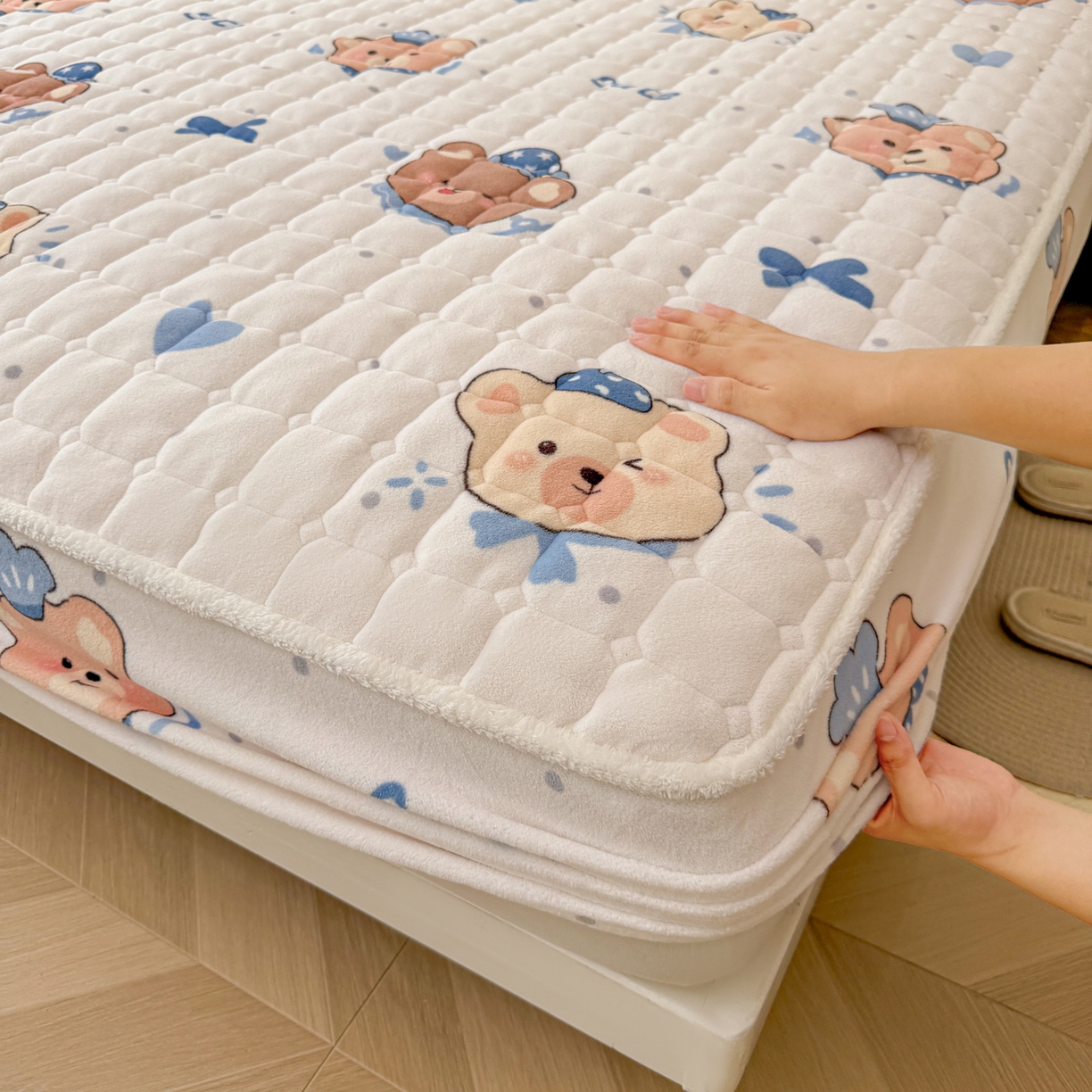 91家纺网 家纺一手货源 找家纺 LIFE.丽芙 2025秋冬新款牛奶绒加厚夹棉单床笠印花款床垫子保护套秋冬保暖床罩子三件套 动感小熊