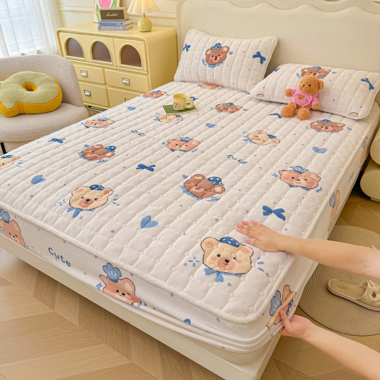 91家纺网 家纺一手货源 找家纺 LIFE.丽芙 2025秋冬新款牛奶绒加厚夹棉单床笠印花款床垫子保护套秋冬保暖床罩子三件套 动感小熊