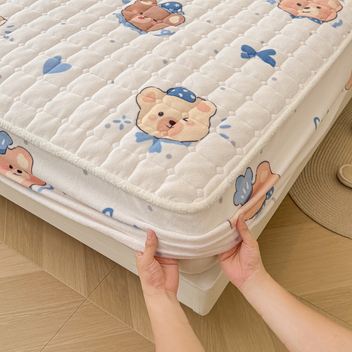 91家纺网 家纺一手货源 找家纺 LIFE.丽芙 2025秋冬新款牛奶绒加厚夹棉单床笠印花款床垫子保护套秋冬保暖床罩子三件套 动感小熊