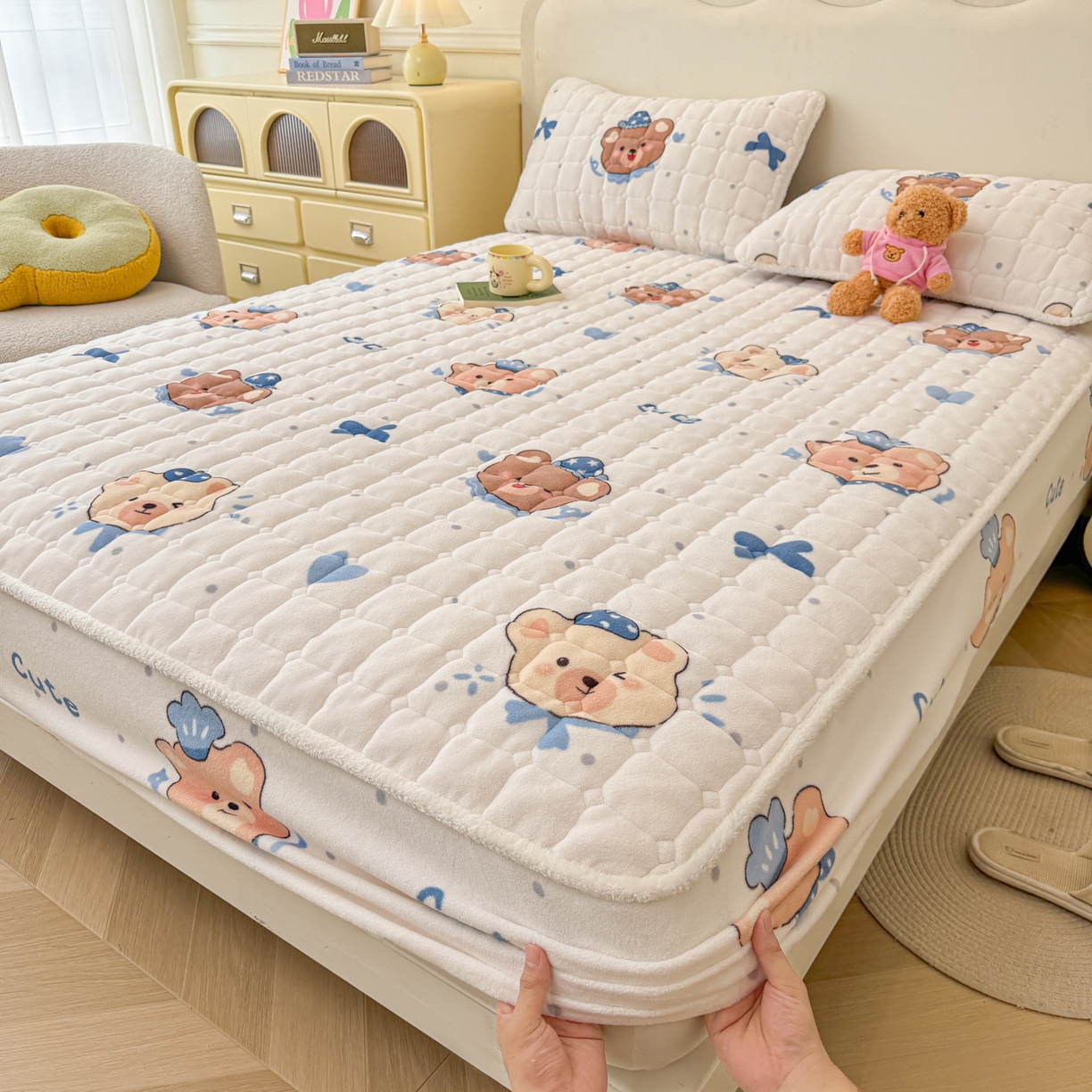 91家纺网 家纺一手货源 找家纺 LIFE.丽芙 2025秋冬新款牛奶绒加厚夹棉单床笠印花款床垫子保护套秋冬保暖床罩子三件套 动感小熊