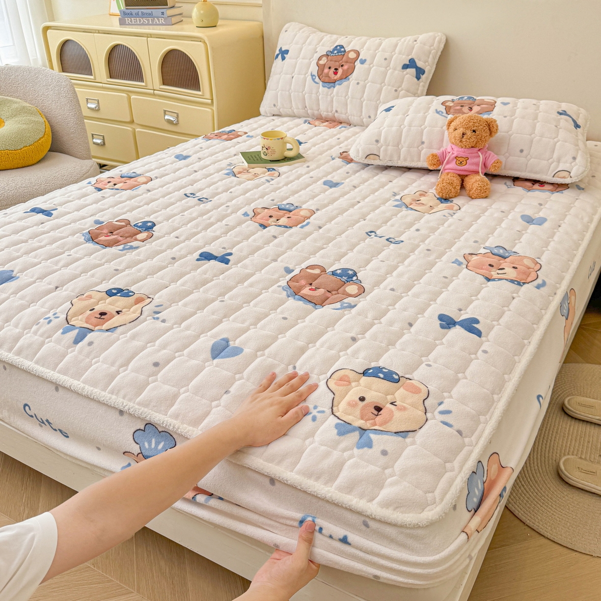 91家纺网 家纺一手货源 找家纺 LIFE.丽芙 2025秋冬新款牛奶绒加厚夹棉单床笠印花款床垫子保护套秋冬保暖床罩子三件套 动感小熊