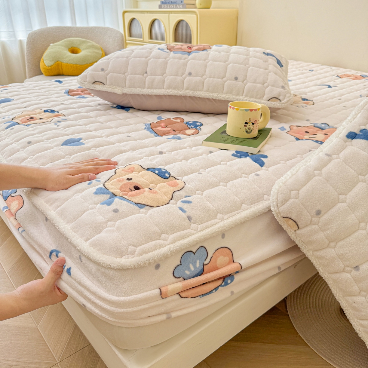 91家纺网 家纺一手货源 找家纺 LIFE.丽芙 2025秋冬新款牛奶绒加厚夹棉单床笠印花款床垫子保护套秋冬保暖床罩子三件套 动感小熊