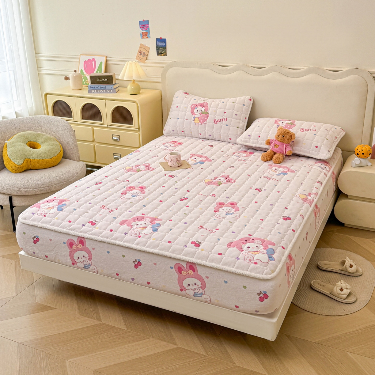 91家纺网 家纺一手货源 找家纺 LIFE.丽芙 2025秋冬新款牛奶绒加厚夹棉单床笠印花款床垫子保护套秋冬保暖床罩子三件套 乖乖喵