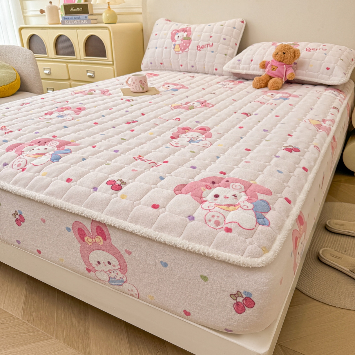 91家纺网 家纺一手货源 找家纺 LIFE.丽芙 2025秋冬新款牛奶绒加厚夹棉单床笠印花款床垫子保护套秋冬保暖床罩子三件套 乖乖喵