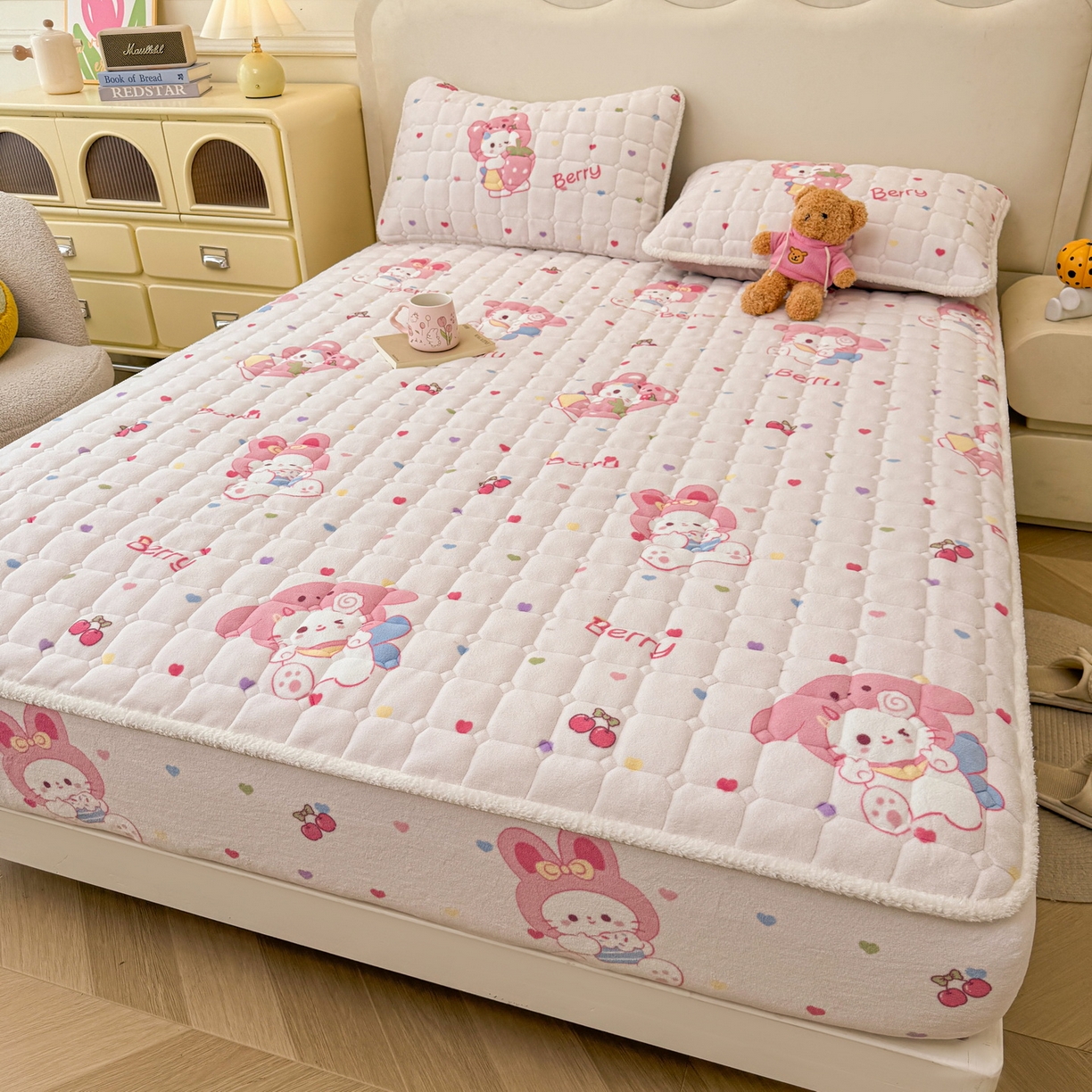 91家纺网 家纺一手货源 找家纺 LIFE.丽芙 2025秋冬新款牛奶绒加厚夹棉单床笠印花款床垫子保护套秋冬保暖床罩子三件套 乖乖喵