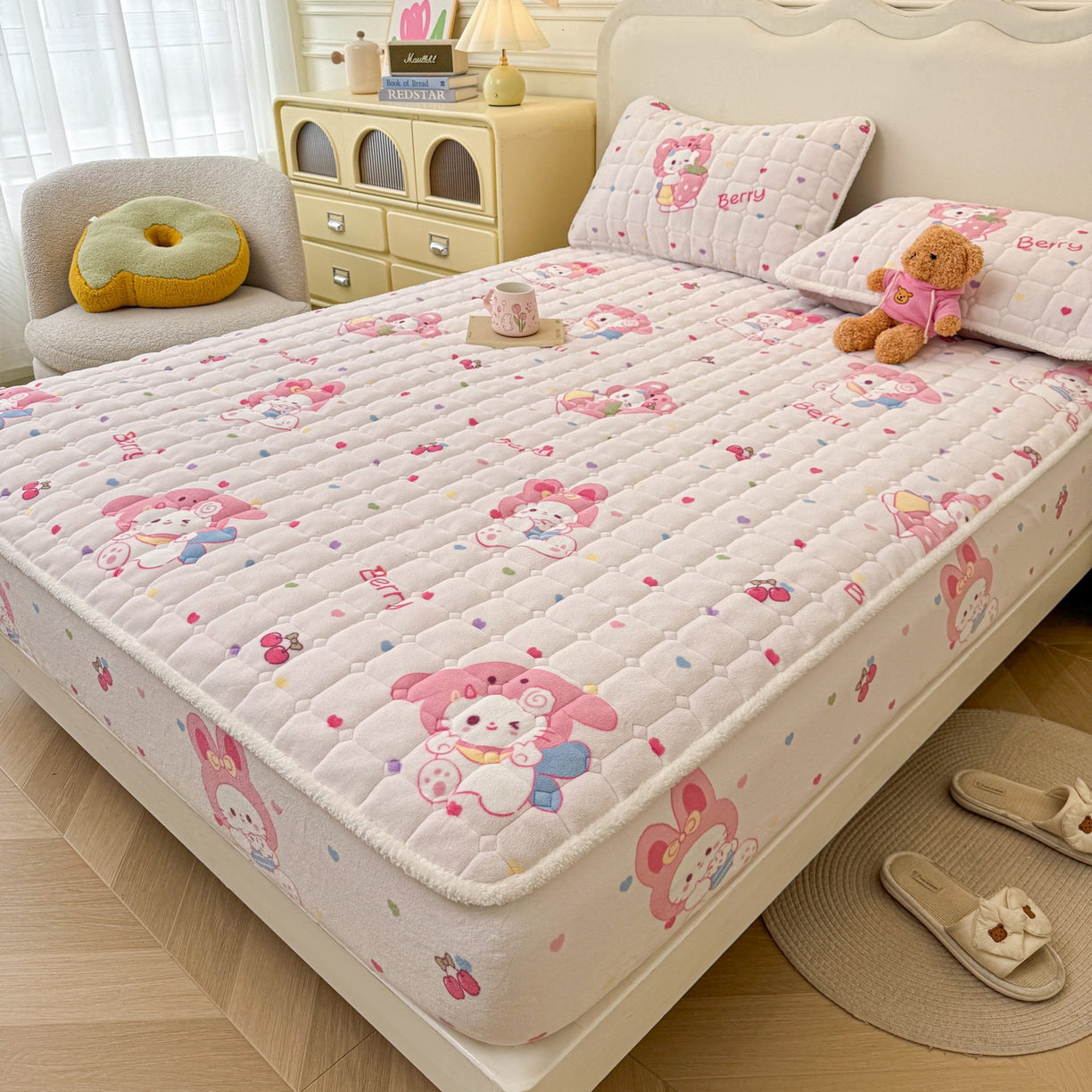 91家纺网 家纺一手货源 找家纺 LIFE.丽芙 2025秋冬新款牛奶绒加厚夹棉单床笠印花款床垫子保护套秋冬保暖床罩子三件套 乖乖喵