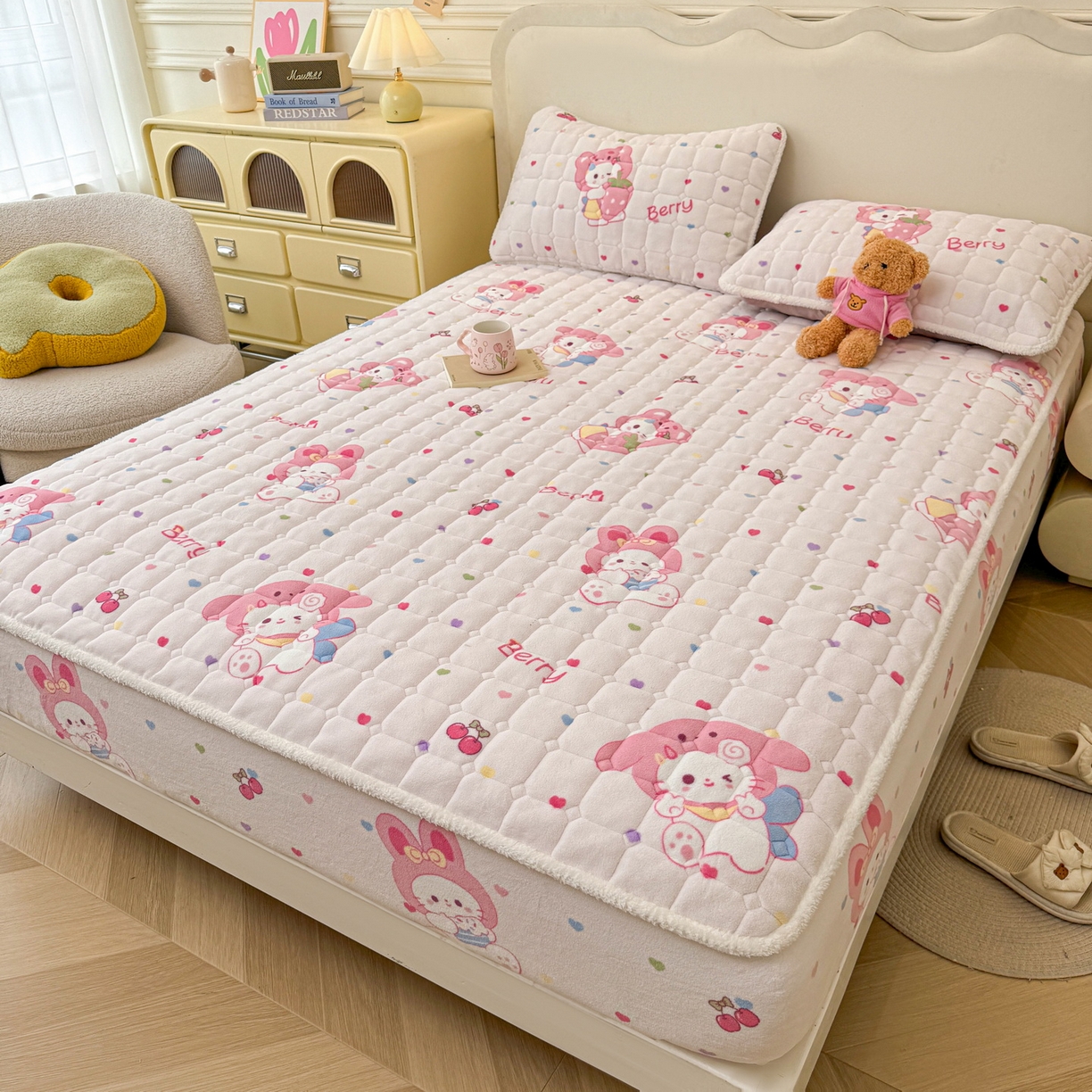 91家纺网 家纺一手货源 找家纺 LIFE.丽芙 2025秋冬新款牛奶绒加厚夹棉单床笠印花款床垫子保护套秋冬保暖床罩子三件套 乖乖喵