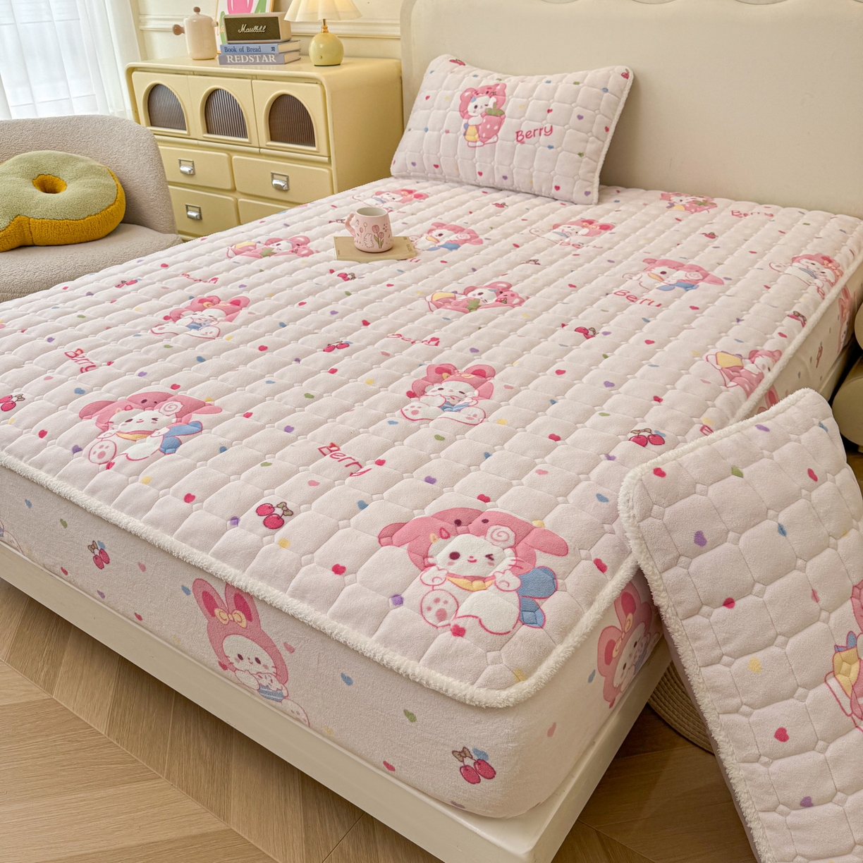 91家纺网 家纺一手货源 找家纺 LIFE.丽芙 2025秋冬新款牛奶绒加厚夹棉单床笠印花款床垫子保护套秋冬保暖床罩子三件套 乖乖喵