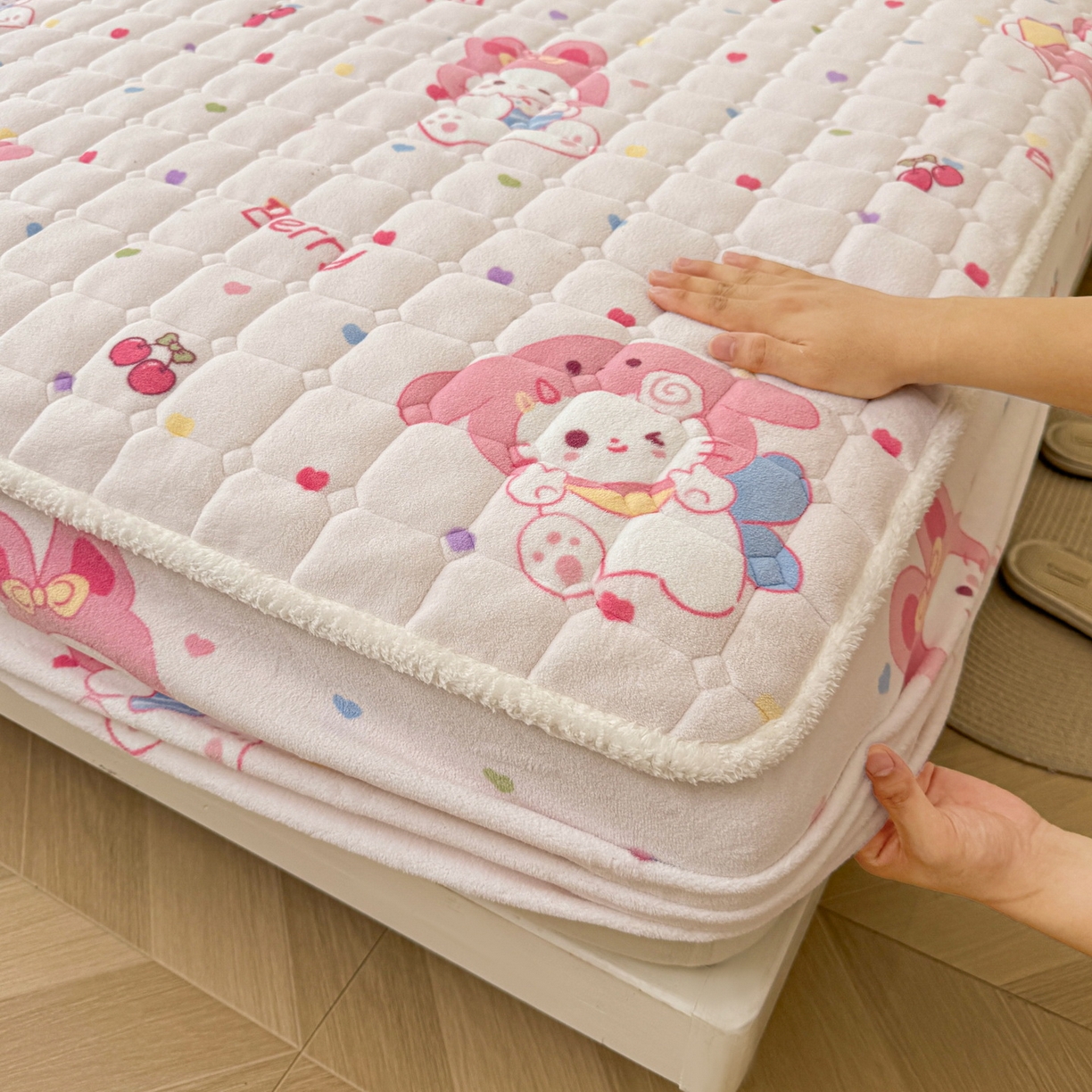 91家纺网 家纺一手货源 找家纺 LIFE.丽芙 2025秋冬新款牛奶绒加厚夹棉单床笠印花款床垫子保护套秋冬保暖床罩子三件套 乖乖喵