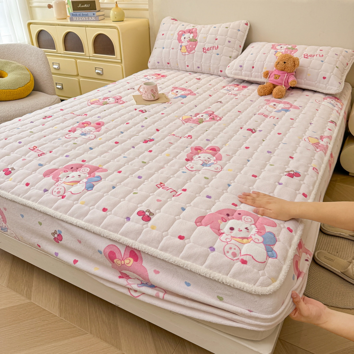 91家纺网 家纺一手货源 找家纺 LIFE.丽芙 2025秋冬新款牛奶绒加厚夹棉单床笠印花款床垫子保护套秋冬保暖床罩子三件套 乖乖喵