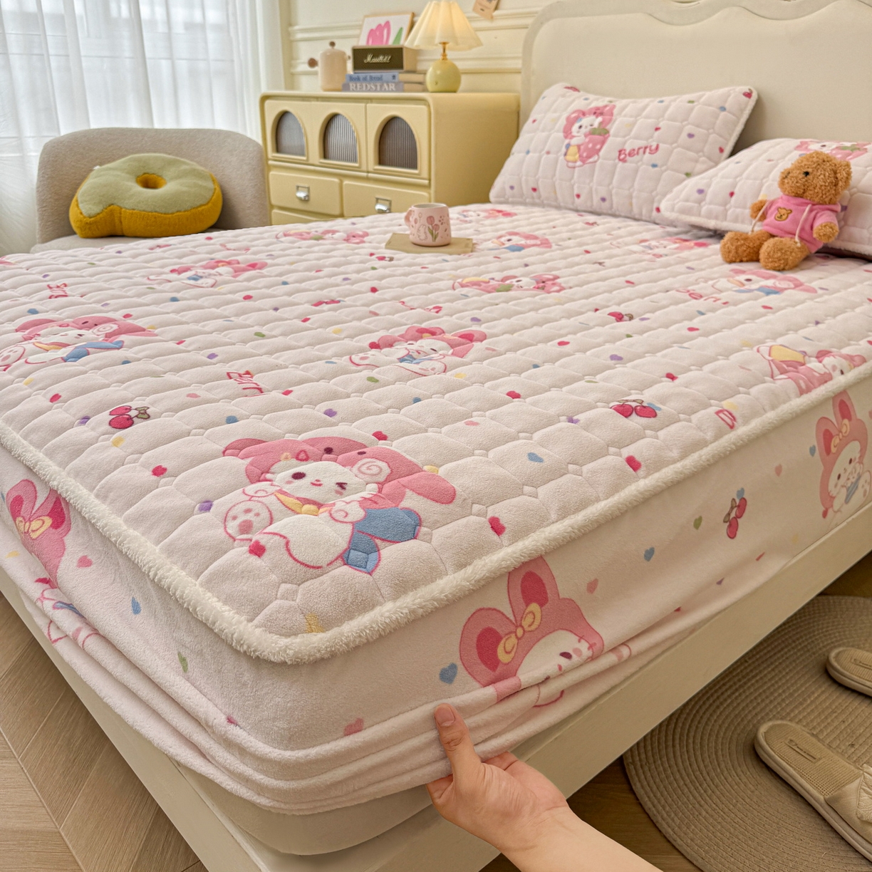 91家纺网 家纺一手货源 找家纺 LIFE.丽芙 2025秋冬新款牛奶绒加厚夹棉单床笠印花款床垫子保护套秋冬保暖床罩子三件套 乖乖喵