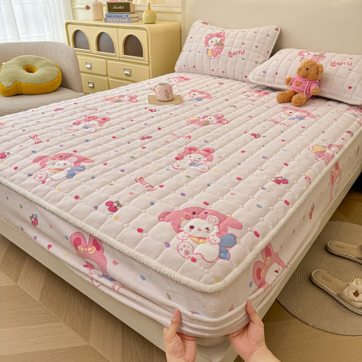 91家纺网 家纺一手货源 找家纺 LIFE.丽芙 2025秋冬新款牛奶绒加厚夹棉单床笠印花款床垫子保护套秋冬保暖床罩子三件套 乖乖喵