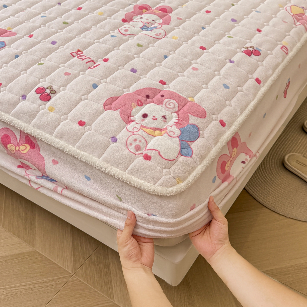 91家纺网 家纺一手货源 找家纺 LIFE.丽芙 2025秋冬新款牛奶绒加厚夹棉单床笠印花款床垫子保护套秋冬保暖床罩子三件套 乖乖喵