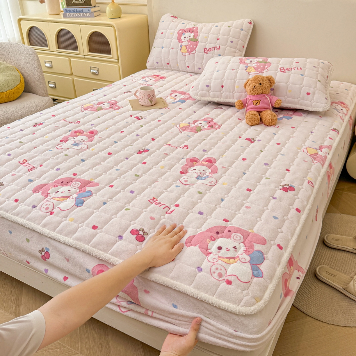 91家纺网 家纺一手货源 找家纺 LIFE.丽芙 2025秋冬新款牛奶绒加厚夹棉单床笠印花款床垫子保护套秋冬保暖床罩子三件套 乖乖喵