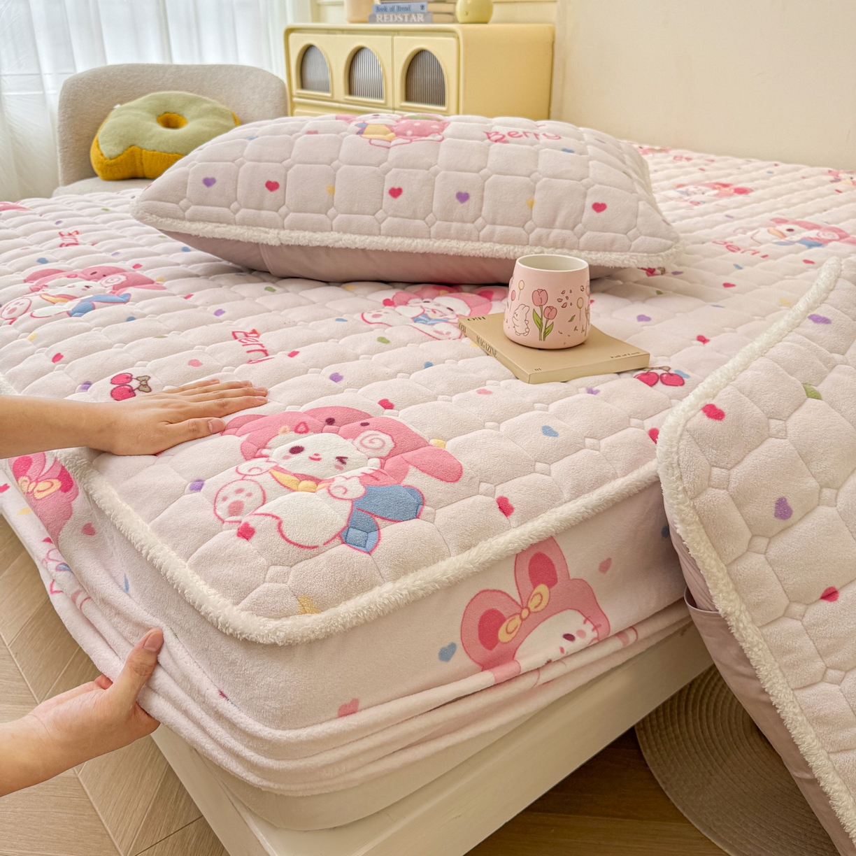 91家纺网 家纺一手货源 找家纺 LIFE.丽芙 2025秋冬新款牛奶绒加厚夹棉单床笠印花款床垫子保护套秋冬保暖床罩子三件套 乖乖喵