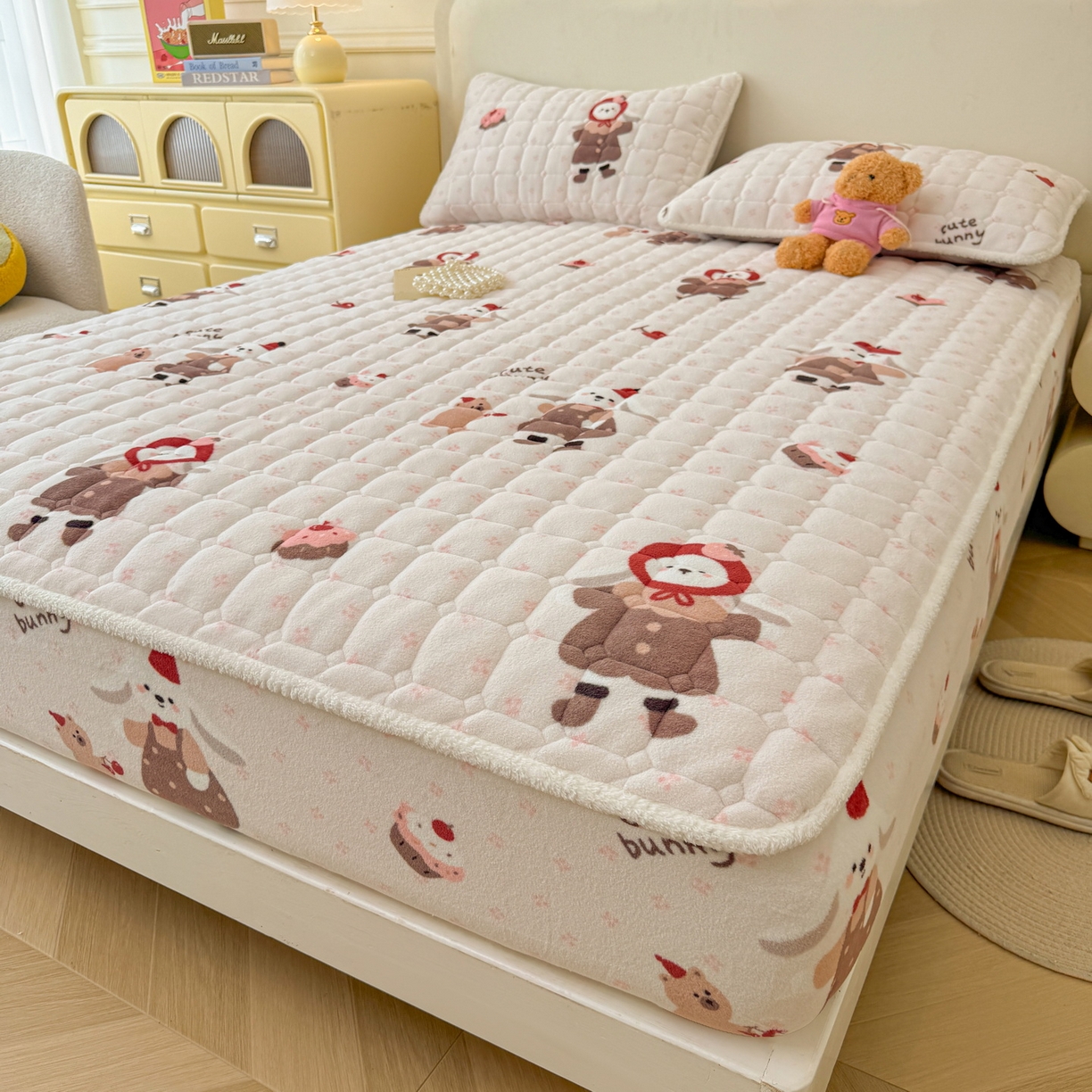 91家纺网 家纺一手货源 找家纺 LIFE.丽芙 2025秋冬新款牛奶绒加厚夹棉单床笠印花款床垫子保护套秋冬保暖床罩子三件套 小伙伴