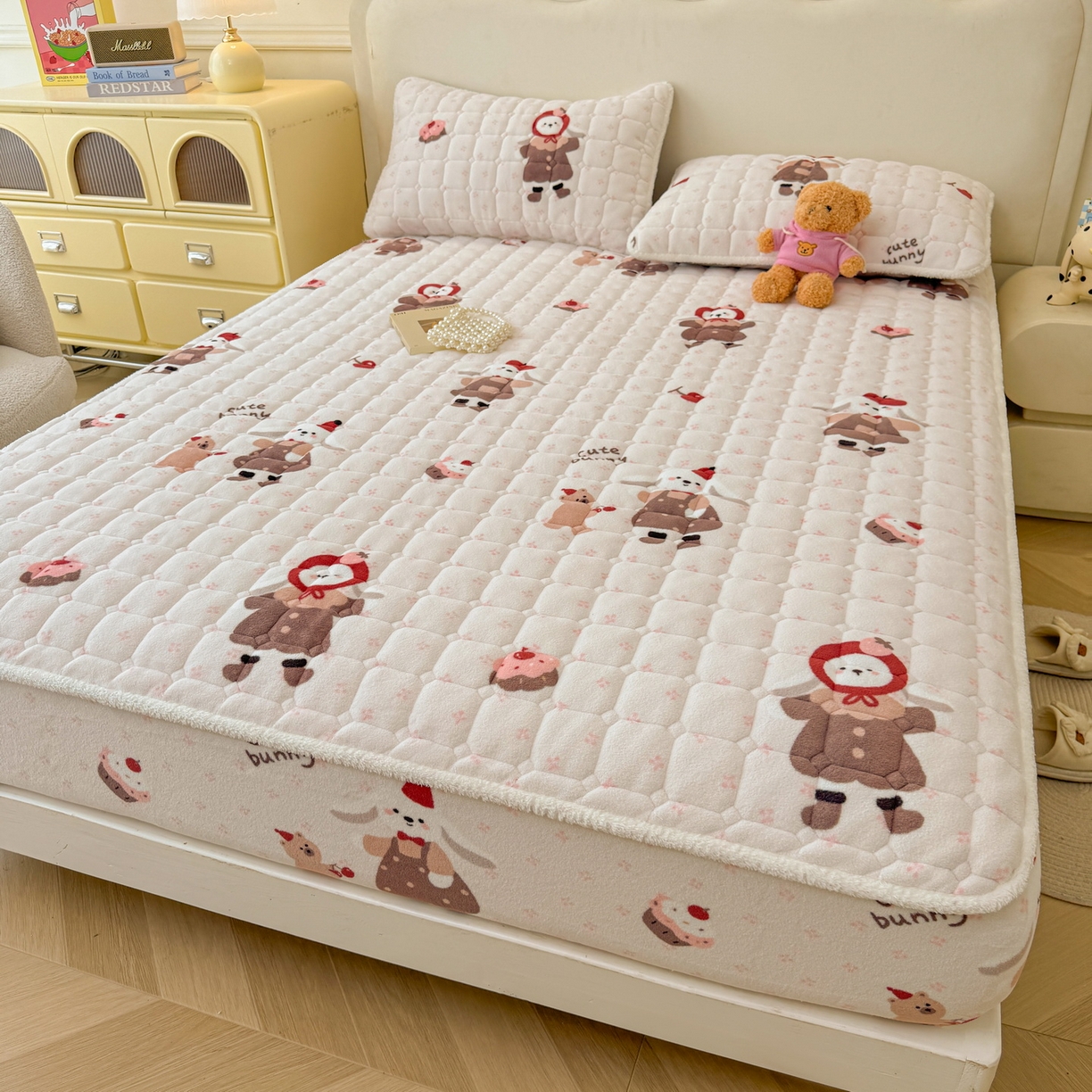 91家纺网 家纺一手货源 找家纺 LIFE.丽芙 2025秋冬新款牛奶绒加厚夹棉单床笠印花款床垫子保护套秋冬保暖床罩子三件套 小伙伴