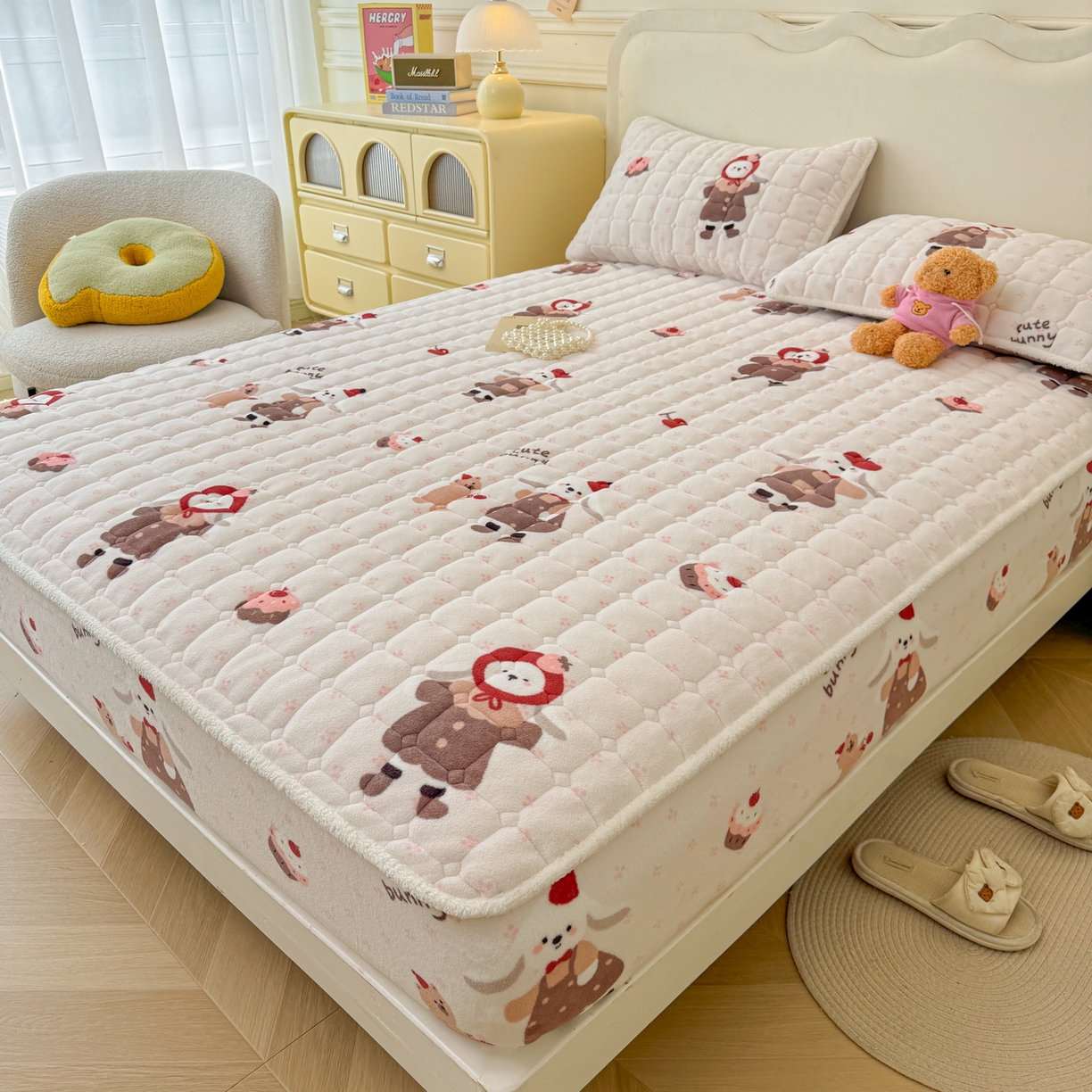 91家纺网 家纺一手货源 找家纺 LIFE.丽芙 2025秋冬新款牛奶绒加厚夹棉单床笠印花款床垫子保护套秋冬保暖床罩子三件套 小伙伴